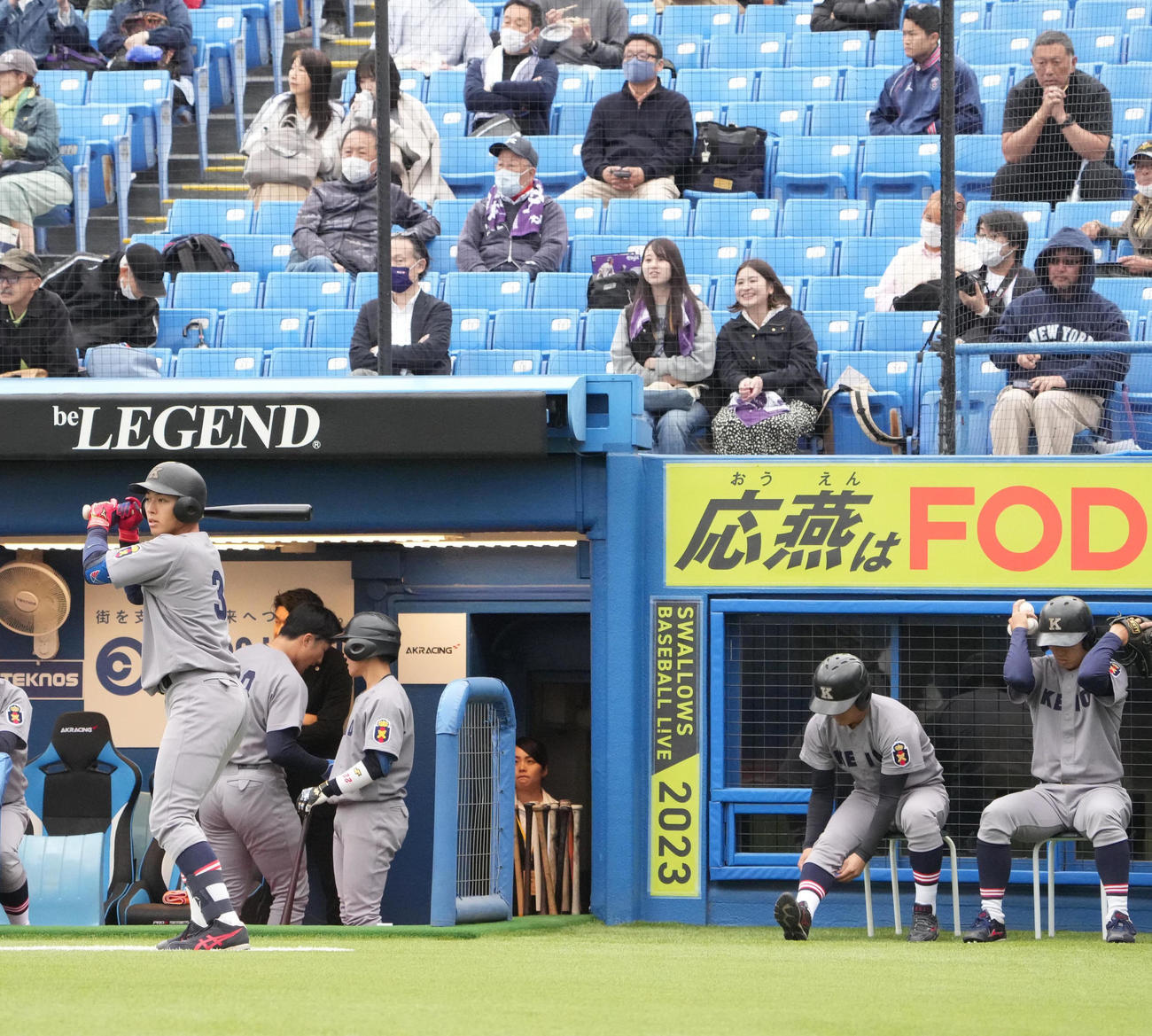 法大対慶大　2回裏慶大無死、打席を待つ清原（左）をスタンドで見守る父、和博氏（右端上）（撮影・小沢裕）