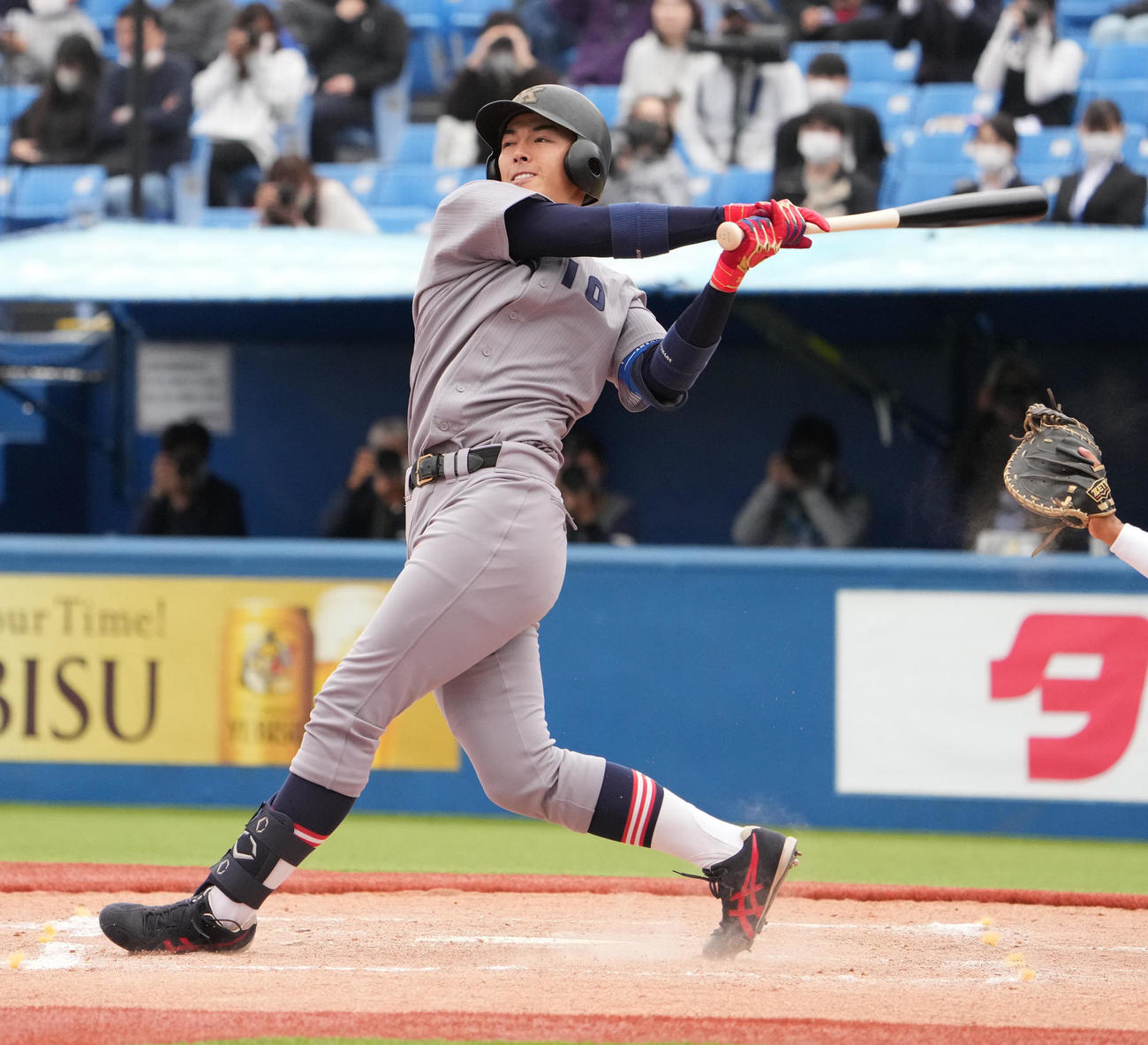 法大対慶大　2回裏慶大2死、豪快に空振りする清原（撮影・小沢裕）