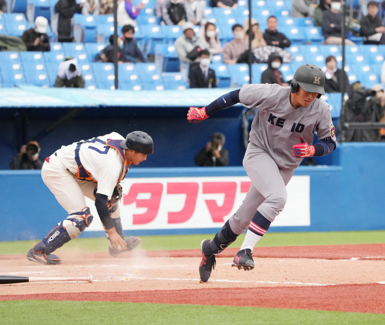 法大対慶大　5回裏慶大無死、清原（右）は空振り三振に倒れる（撮影・小沢裕）
