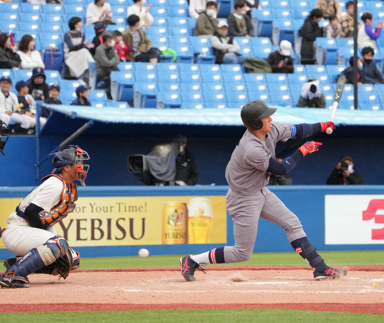 法大対慶大　5回裏慶大無死、清原（右）は空振り三振に倒れる（撮影・小沢裕）