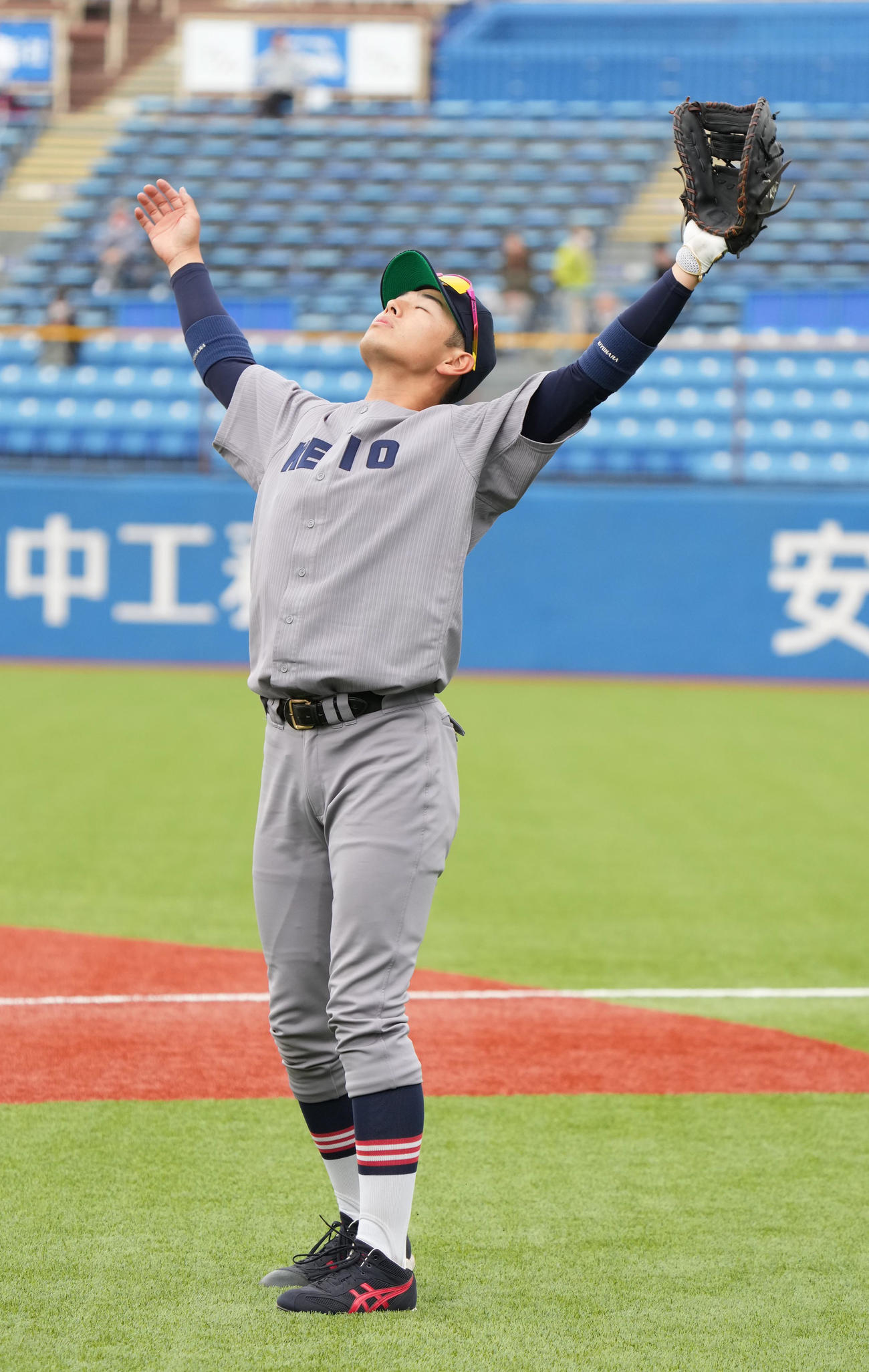 法大対慶大　試合前の練習で天を仰ぎ深呼吸する慶大・清原（撮影・小沢裕）