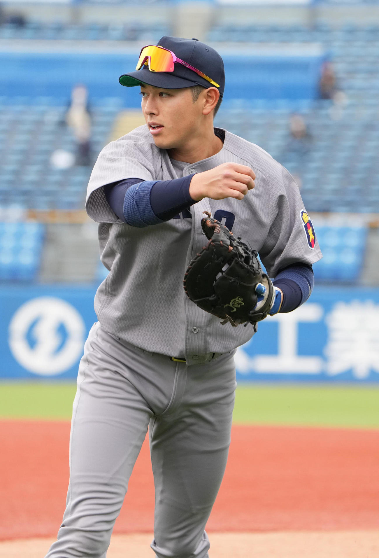 東大対明大　法大対慶大　試合前のノックを受ける慶大・清原（撮影・小沢裕）