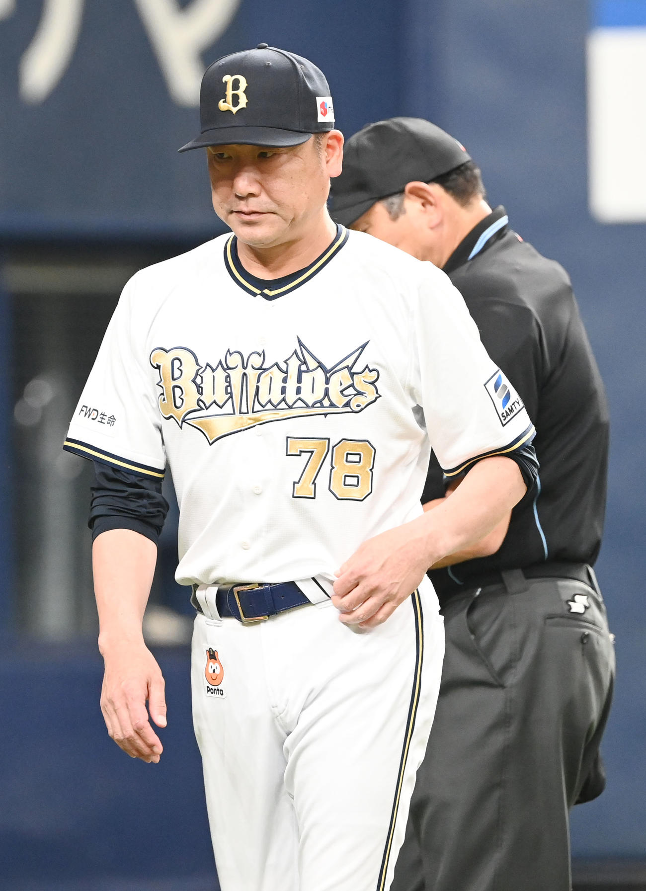 オリックス対日本ハム　8回途中、投手交代を告げるオリックス中嶋監督（撮影・和賀正仁）