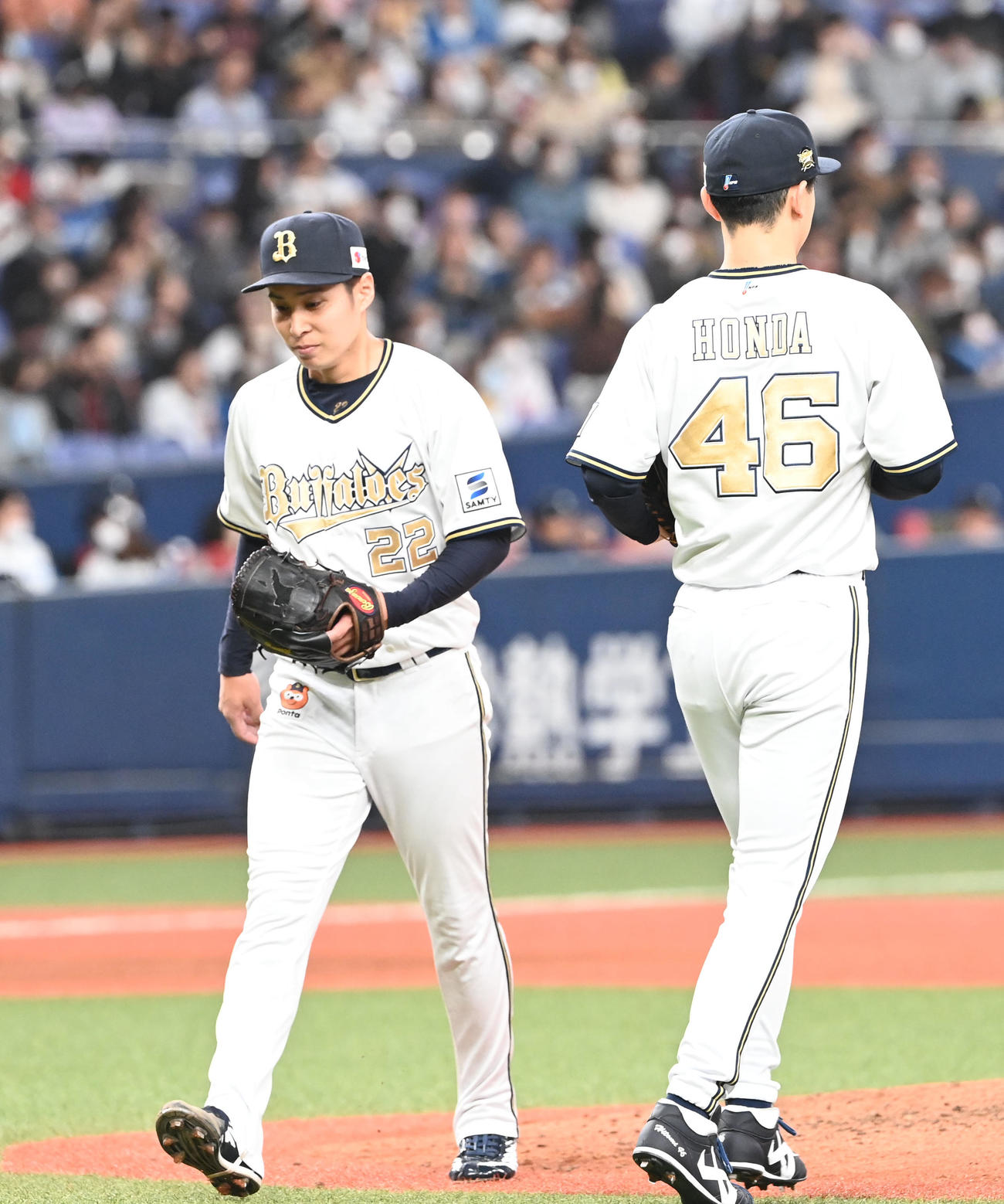 オリックス対日本ハム　4回途中で降板する村西、右は本田（撮影・和賀正仁）