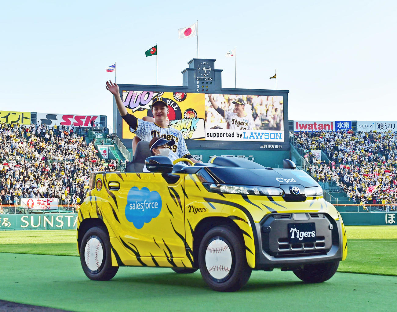 阪神対ヤクルト　移籍後初勝利を挙げ場内1周でファンにあいさつする阪神大竹（撮影・清水貴仁）