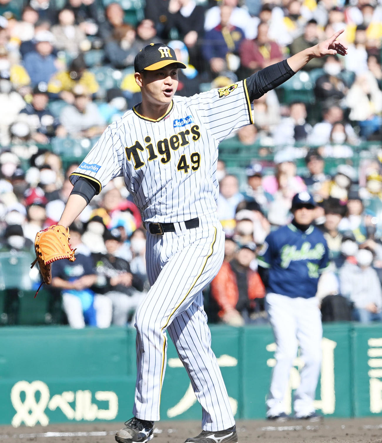 阪神対ヤクルト　4回表ヤクルト2死、オスナの一飛を指さす大竹（撮影・前岡正明）