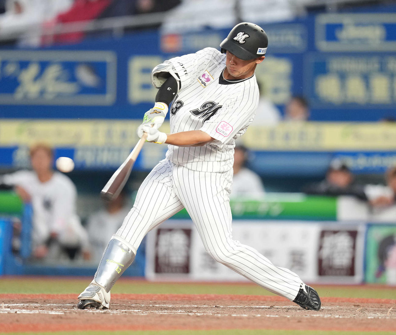 ロッテ対楽天　8回裏ロッテ2死一塁、右越え2点本塁打を放つ平沢（撮影・鈴木みどり）