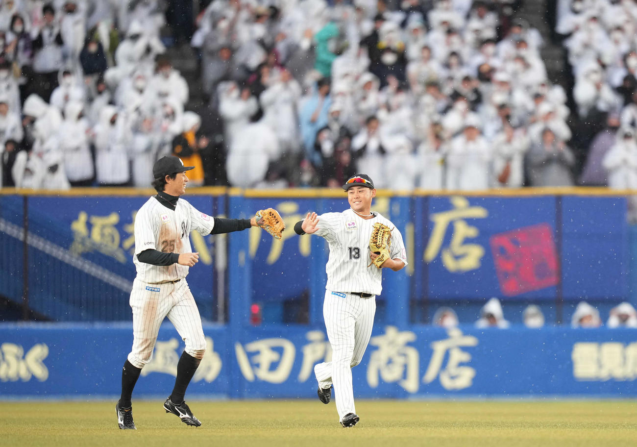 ロッテ対楽天　楽天に勝利し、岡（左）とタッチを交わすロッテ平沢（撮影・鈴木みどり）