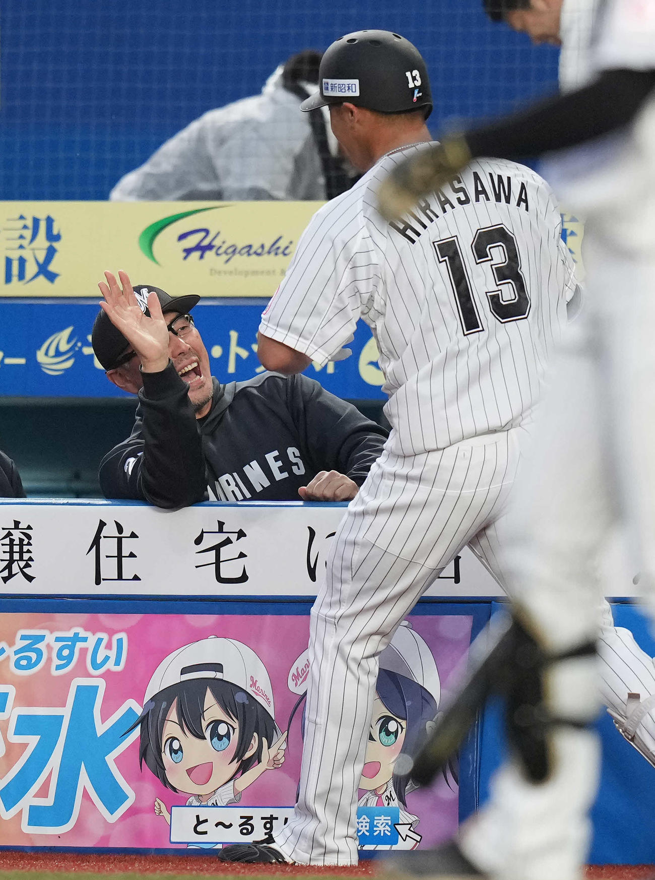 ロッテ対楽天　8回裏ロッテ2死一塁、右越え2点本塁打を放った平沢（右）を笑顔で迎える吉井監督（撮影・鈴木みどり）