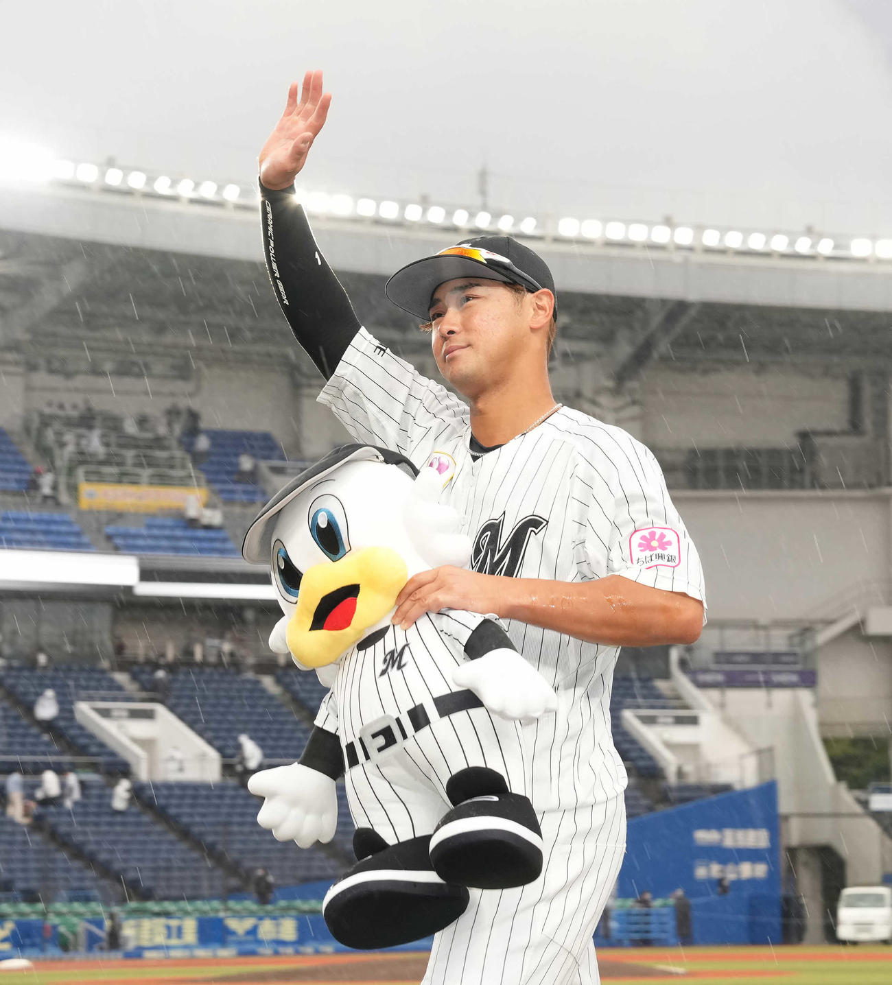 ロッテ対楽天　楽天に勝利し、ファンの声援に応えるロッテ平沢（撮影・鈴木みどり）