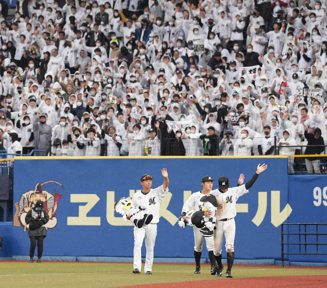 ロッテ対楽天　楽天に勝利し、ファンの声援に応えるロッテの、左から平沢、山口、岡（撮影・鈴木みどり）
