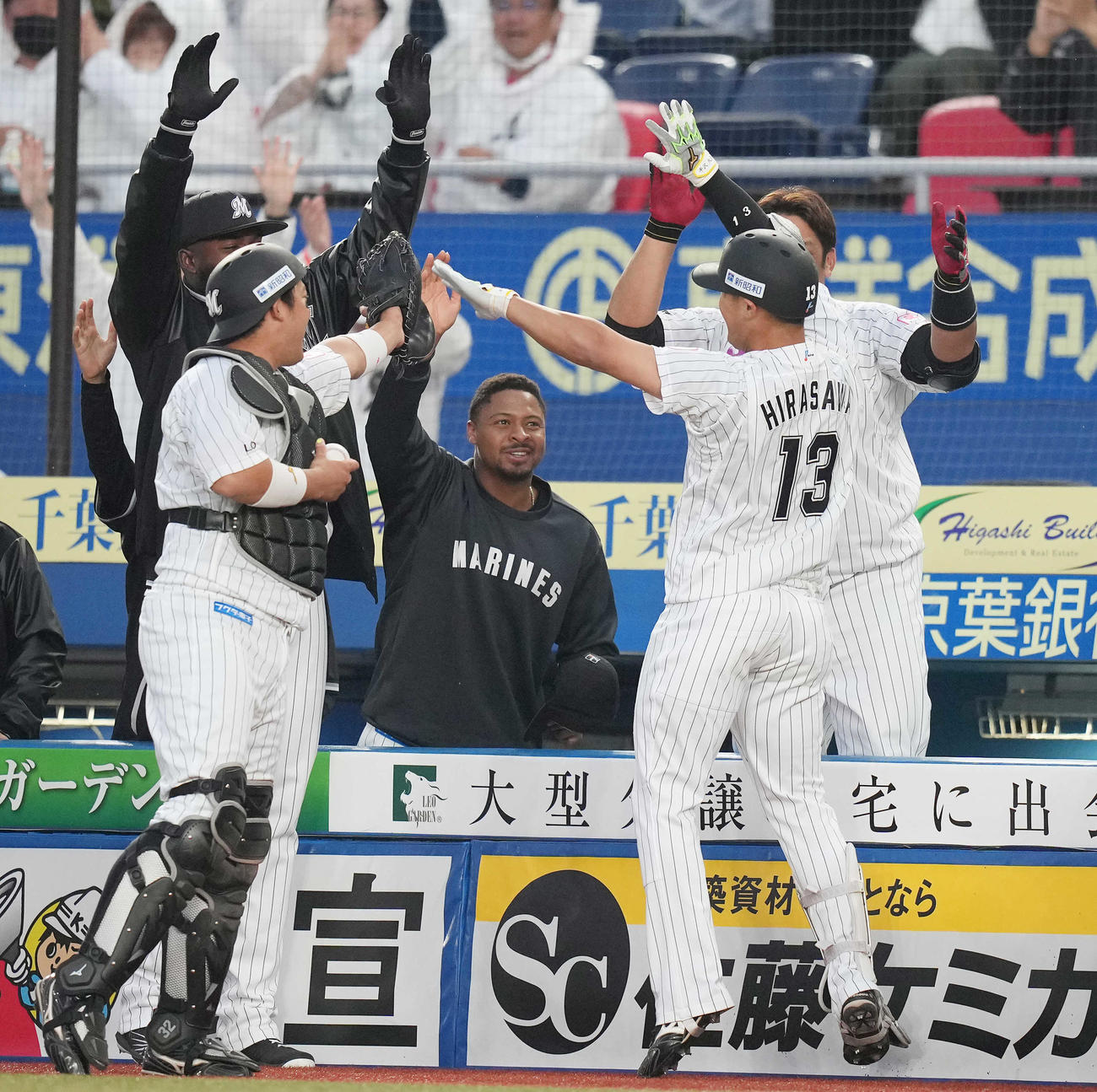 ロッテ対楽天　8回裏ロッテ2死一塁、右越え2点本塁打を放った平沢（右）はベンチ前で大はしゃぎ（撮影・鈴木みどり）