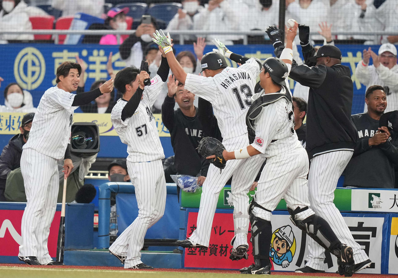 ロッテ対楽天　8回裏ロッテ2死一塁、右越え2点本塁打を放った平沢（中央）はベンチ前で大はしゃぎ（撮影・鈴木みどり）