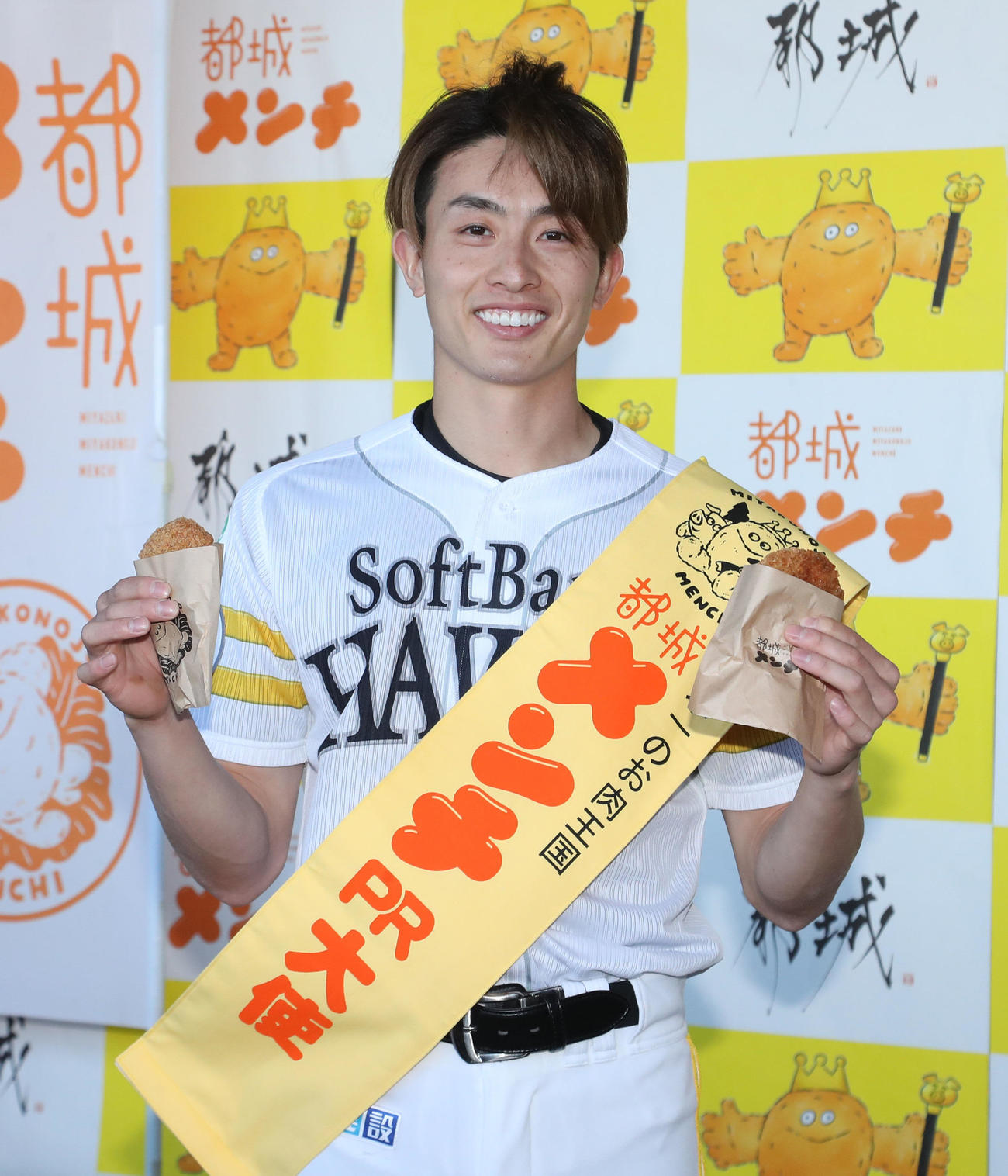 都城メンチのPR大使に任命された周東（撮影・梅根麻紀）