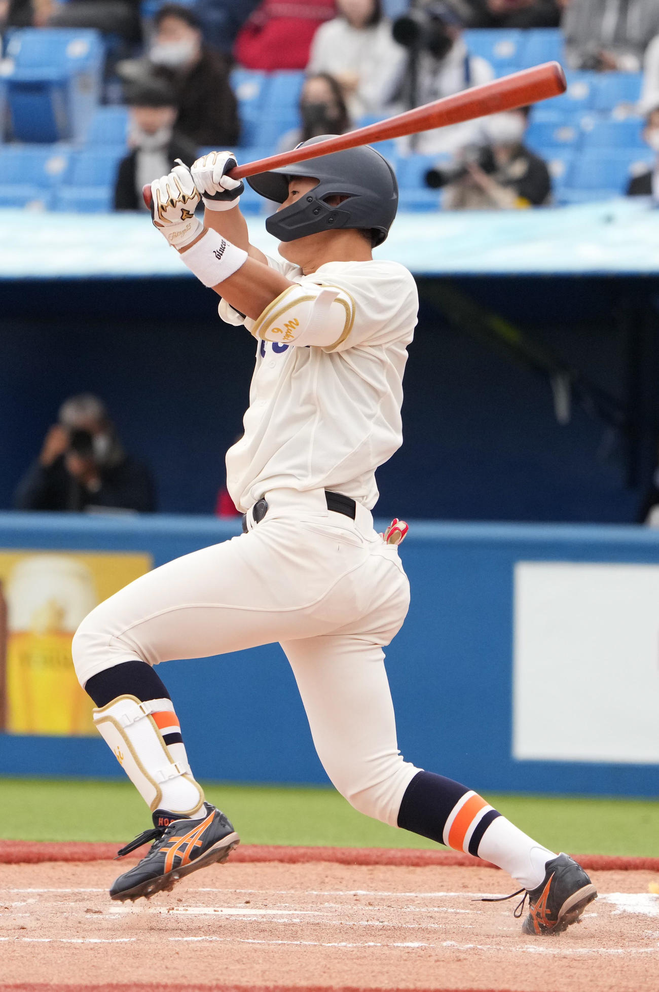 法大対慶大　1回表法大2死一、二塁、高原は左越えに先制3点本塁打を放つ（撮影・小沢裕）