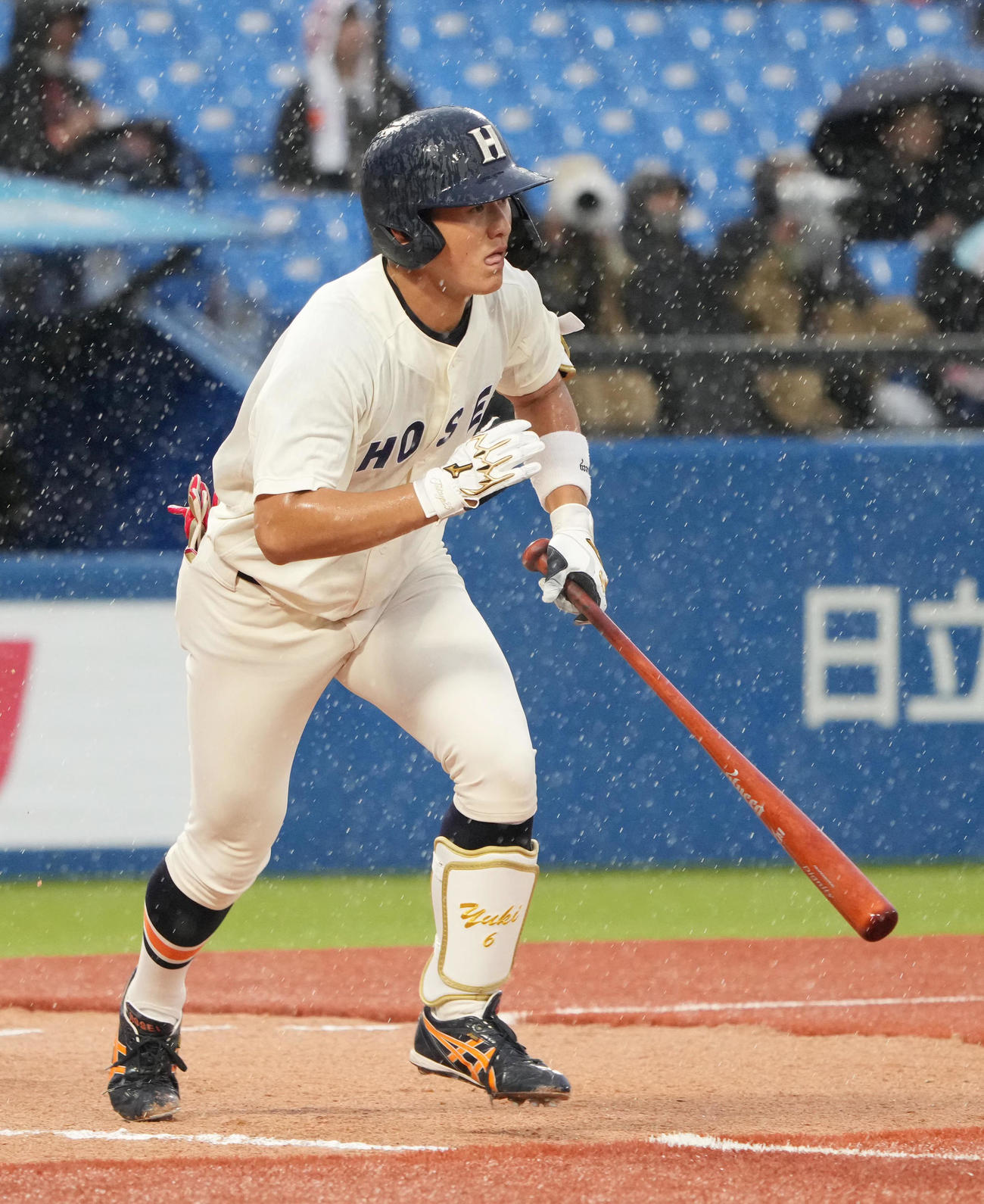 法大対慶大　9回表法大1死二、三塁、高原は2点右適時二塁打を放つ（撮影・小沢裕）