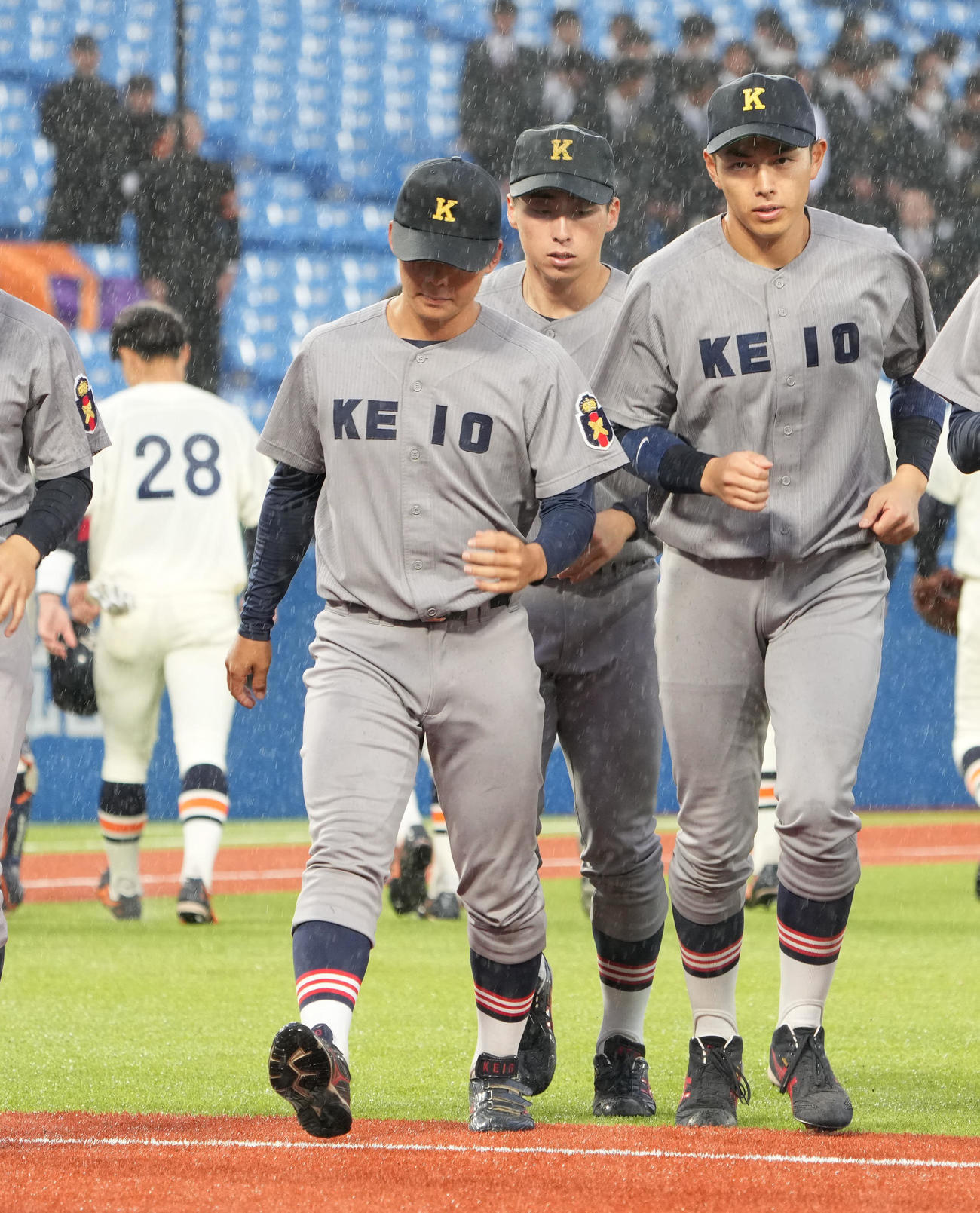 法大対慶大　慶大・清原（右）は初スタメンで出場も法大に完封負けを喫しベンチへ引き揚げる（撮影・小沢裕）