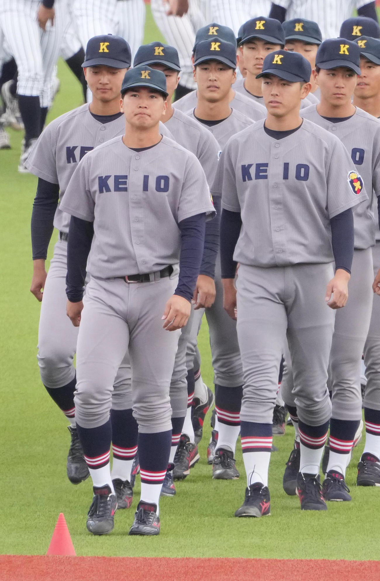 東京6大学野球の開会式で広瀬主将（中央）を先頭に入場行進に臨む慶大ナイン。右隣は清原（撮影・小沢裕）