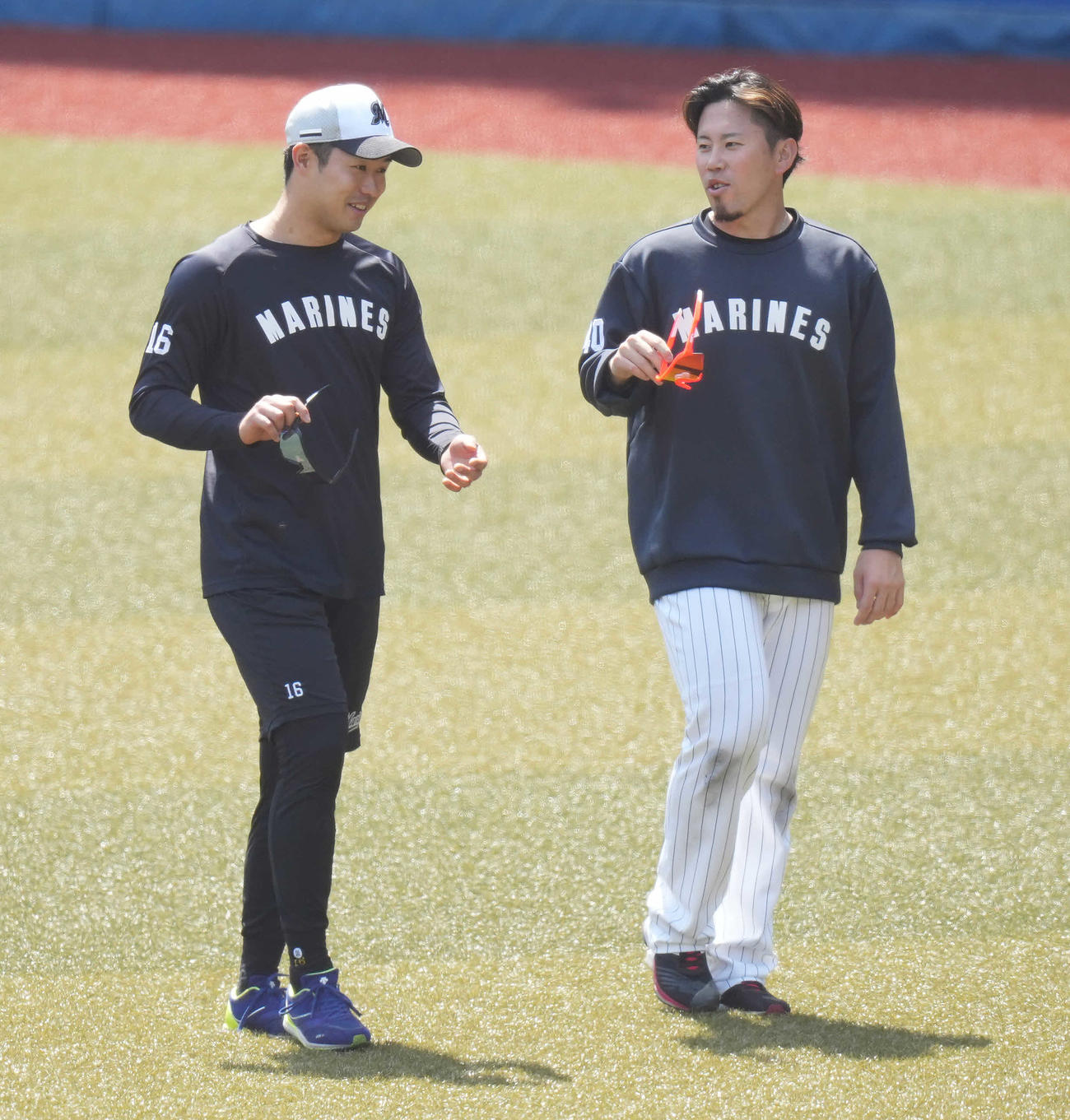 ロッテ対楽天　試合前練習で西村（右）と談笑するロッテ種市（撮影・鈴木みどり）