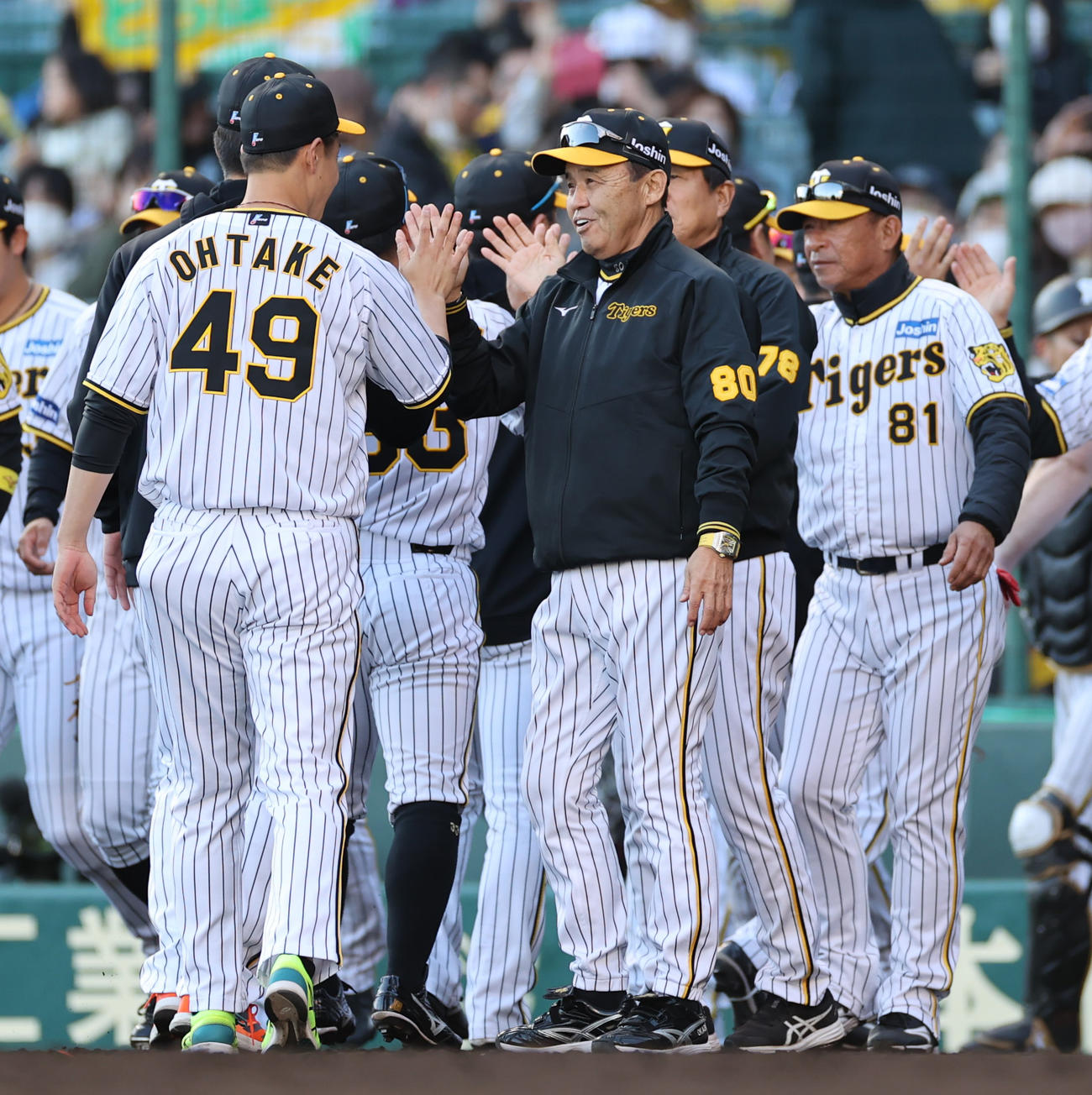 阪神対ヤクルト　ヤクルトとの接戦に勝利し勝利投手の大竹とタッチを交わす岡田監督（中央）（撮影・清水貴仁）