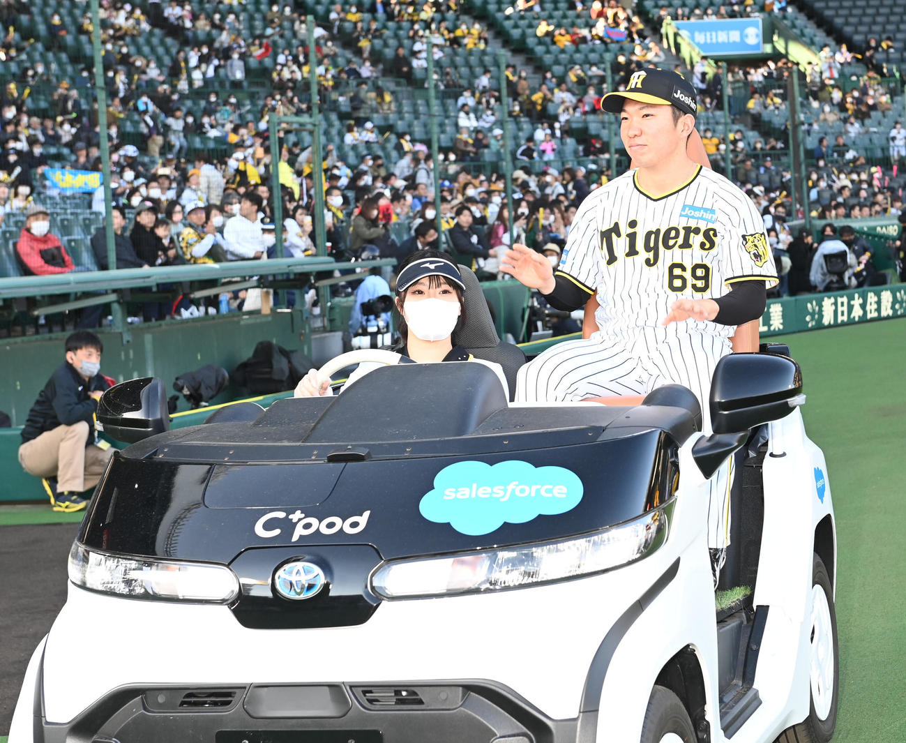 阪神対ヤクルト　場内を1周するリリーフカーに乗り笑顔を見せる石井（撮影・前岡正明）