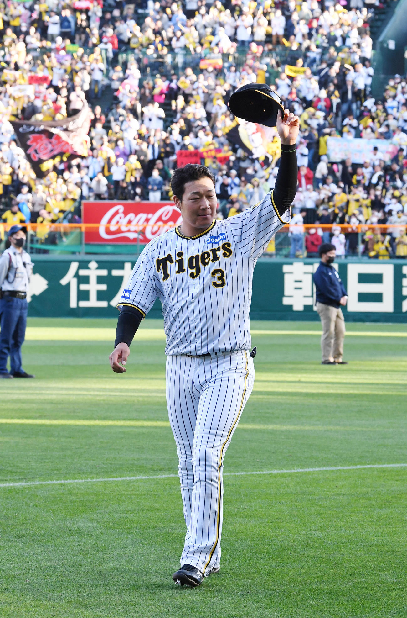 阪神対ヤクルト　ファンの声援に応える大山（撮影・前岡正明）