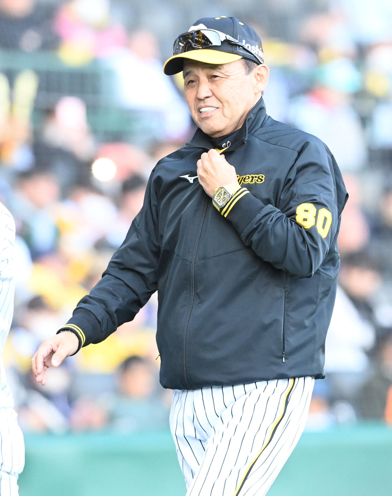 阪神対ヤクルト　勝利のあいさつを終え笑顔を見せる岡田監督（撮影・前岡正明）