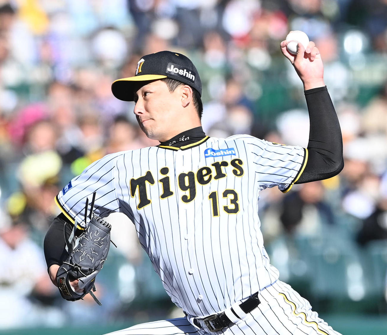阪神対ヤクルト　阪神2番手の岩崎（撮影・前岡正明）