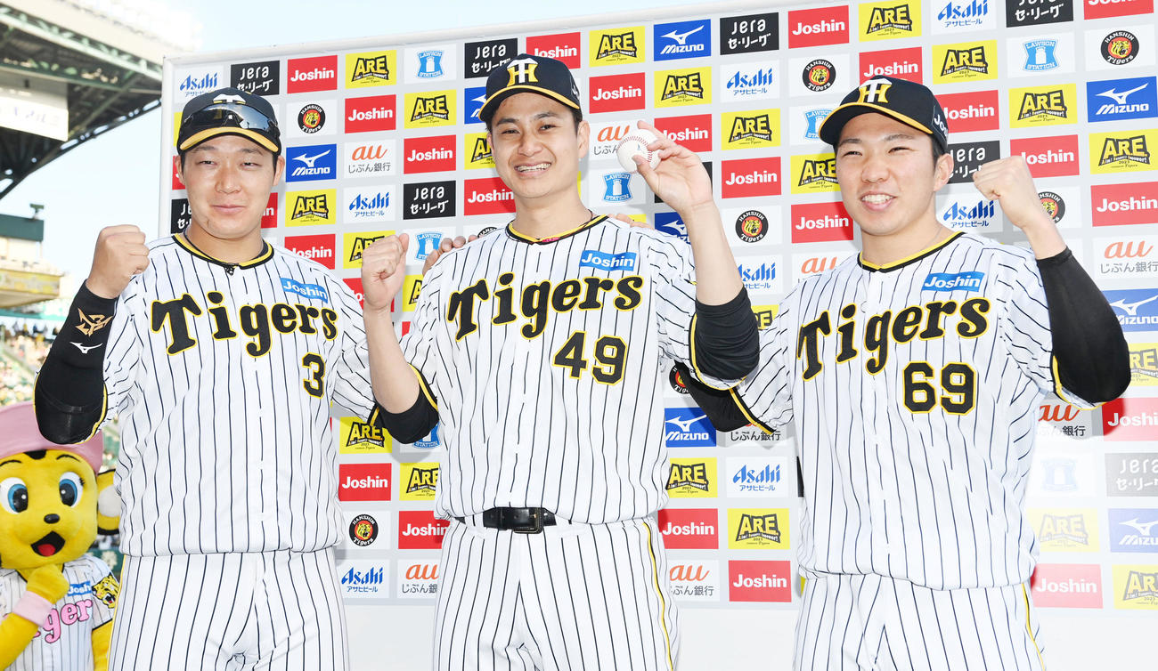 阪神対ヤクルト　ヒーローインタビューで笑顔を見せる、左から大山、大竹、石井（撮影・前岡正明）
