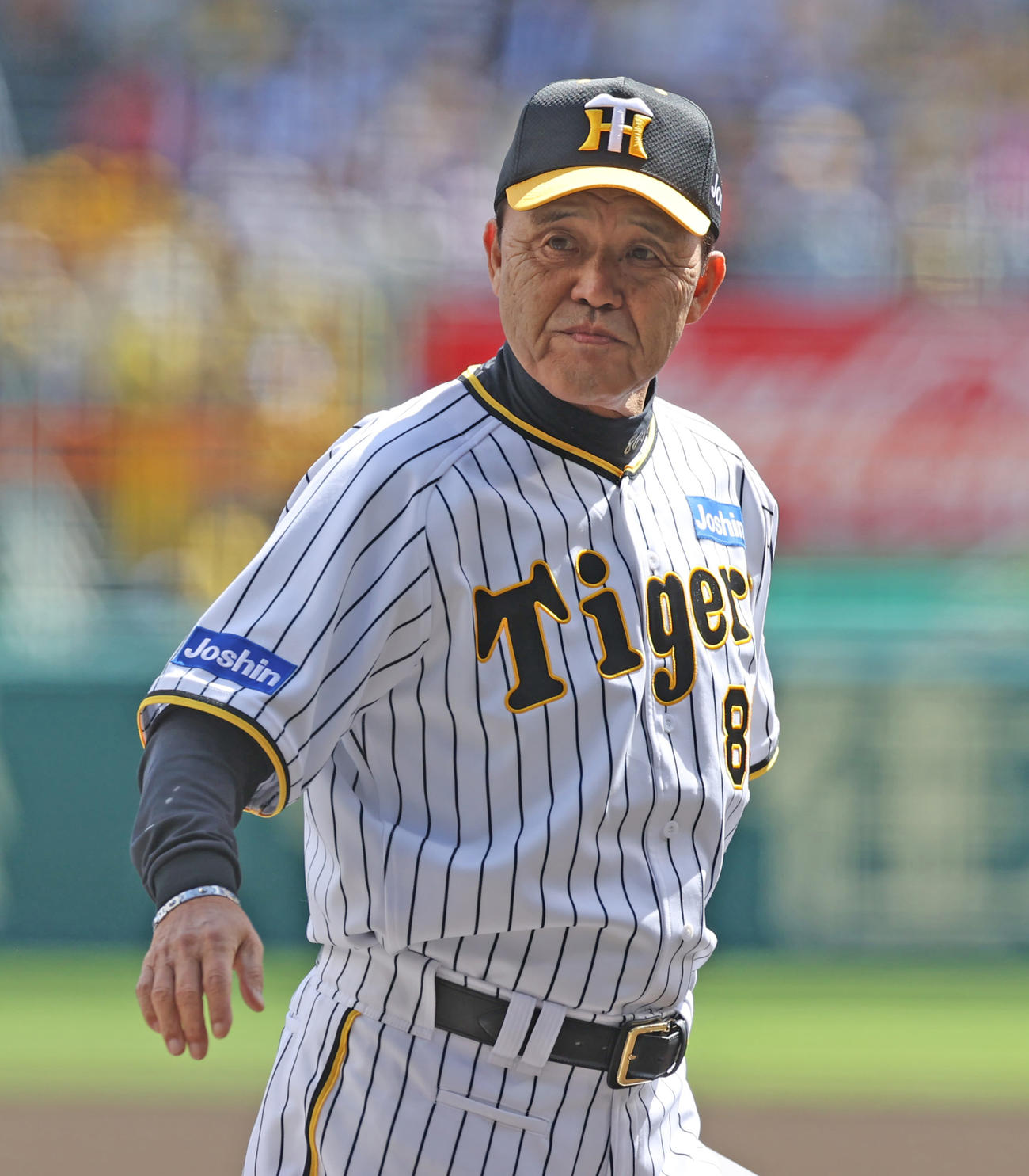 阪神対ヤクルト　メンバー表交換を行った阪神岡田監督（撮影・清水貴仁）