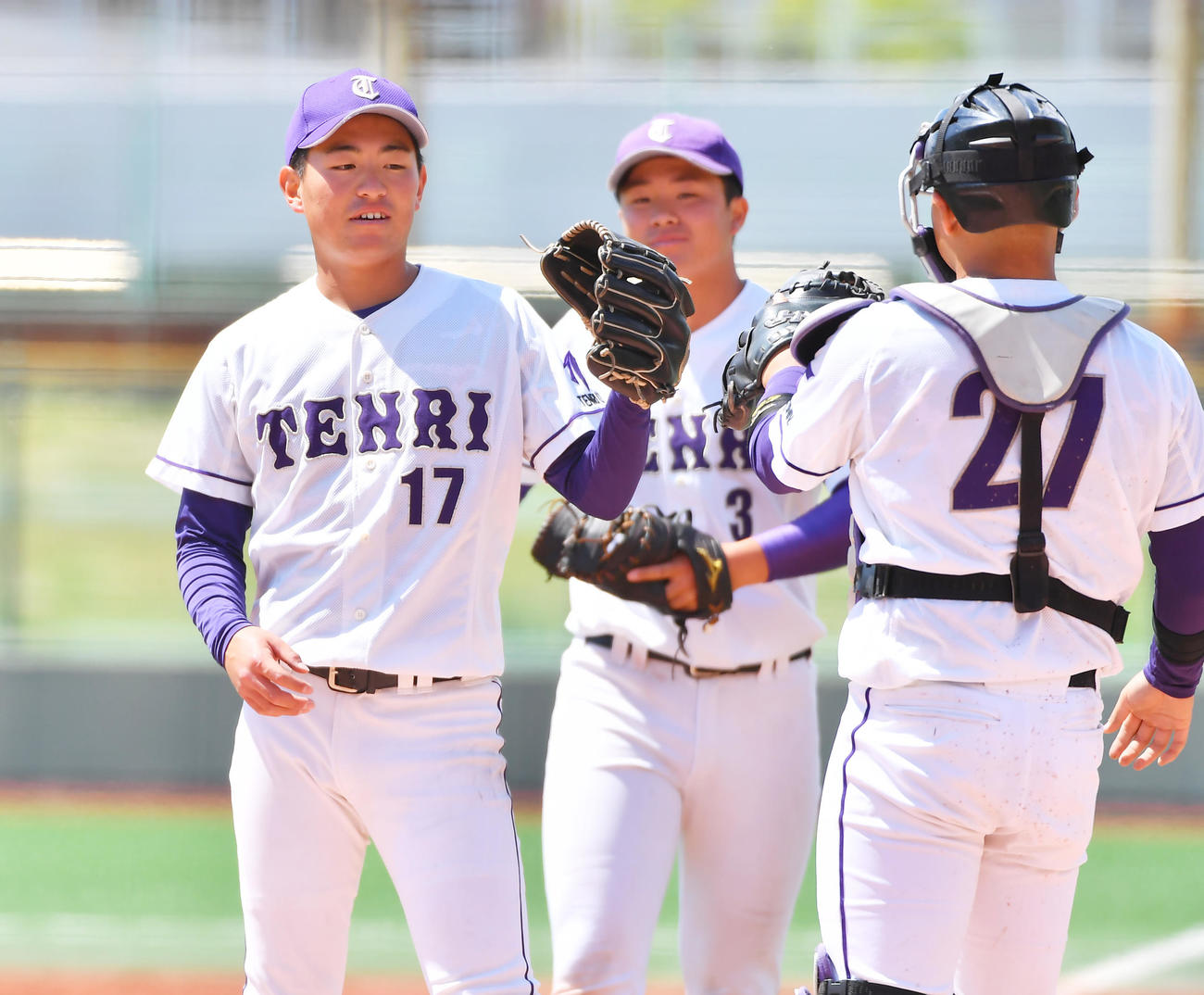 甲南大対天理大　完投勝利を挙げタッチを交わす天理大・真城（左）ら（撮影・清水貴仁）