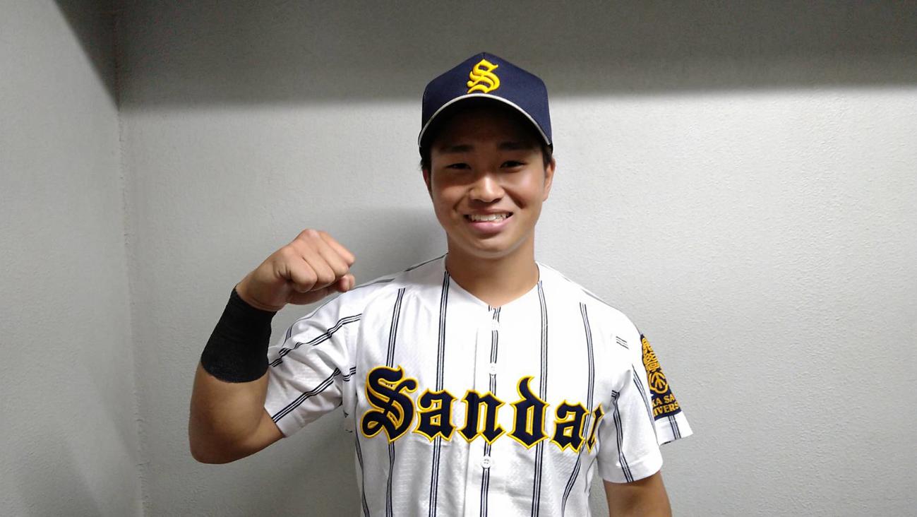 大産大対関西国際大　勝ち越しの決勝2ランを放った大産大の田中蓮外野手（2年＝関大北陽）は、試合後に笑顔でガッツポーズする（撮影・林亮佑）