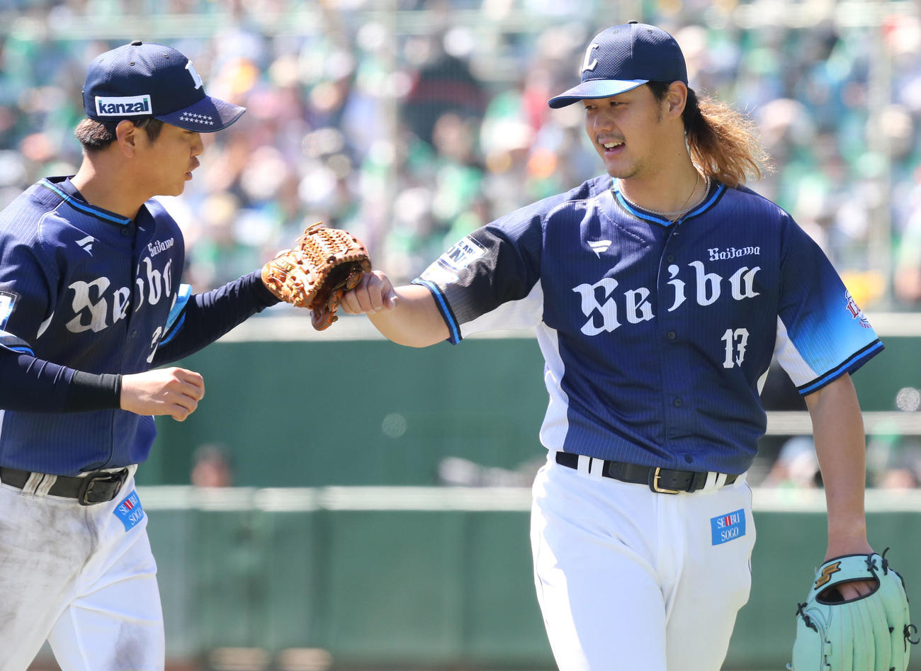 ソフトバンク対西武　3回を投げ終えた高橋はナインとグータッチを交わす（撮影・冨田成美）