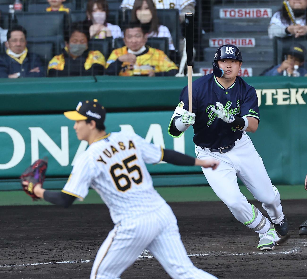 阪神対ヤクルト　9回表ヤクルト無死一塁、村上は二ゴロに倒れる。投手は湯浅（撮影・上田博志）