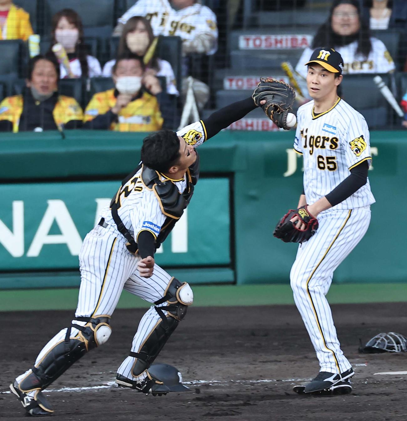 阪神対ヤクルト　9回表ヤクルト2死一塁、坂本（左）は内山の捕飛を受ける。投手は湯浅（撮影・上田博志）