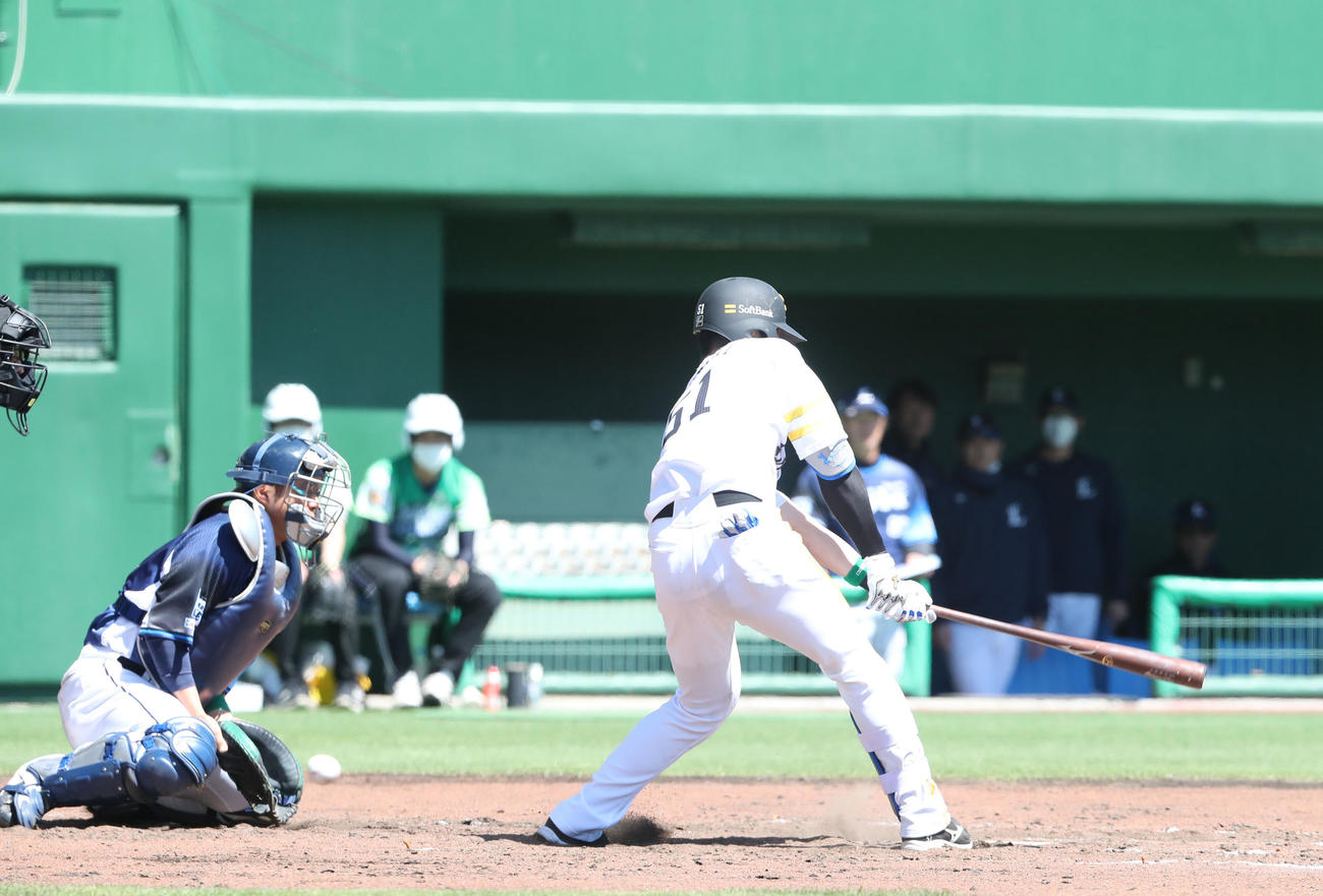 ソフトバンク対西武　2回裏ソフトバンク2死一、二塁、上林は空振り三振に倒れる（撮影・梅根麻紀）