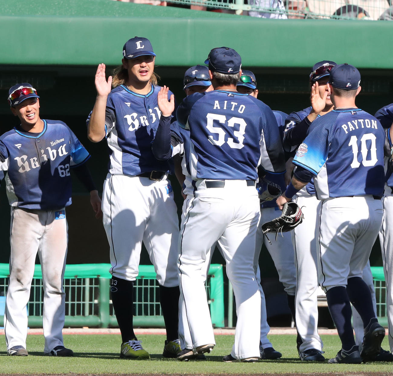 ソフトバンク対西武　今季初勝利を飾った高橋はナインとハイタッチ（撮影・梅根麻紀）