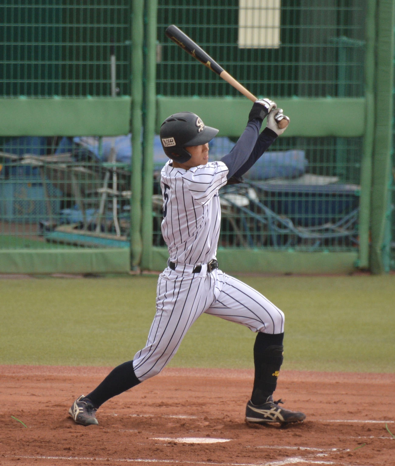 6回1死満塁、左前2点適時打を放つ仙台大・伊藤