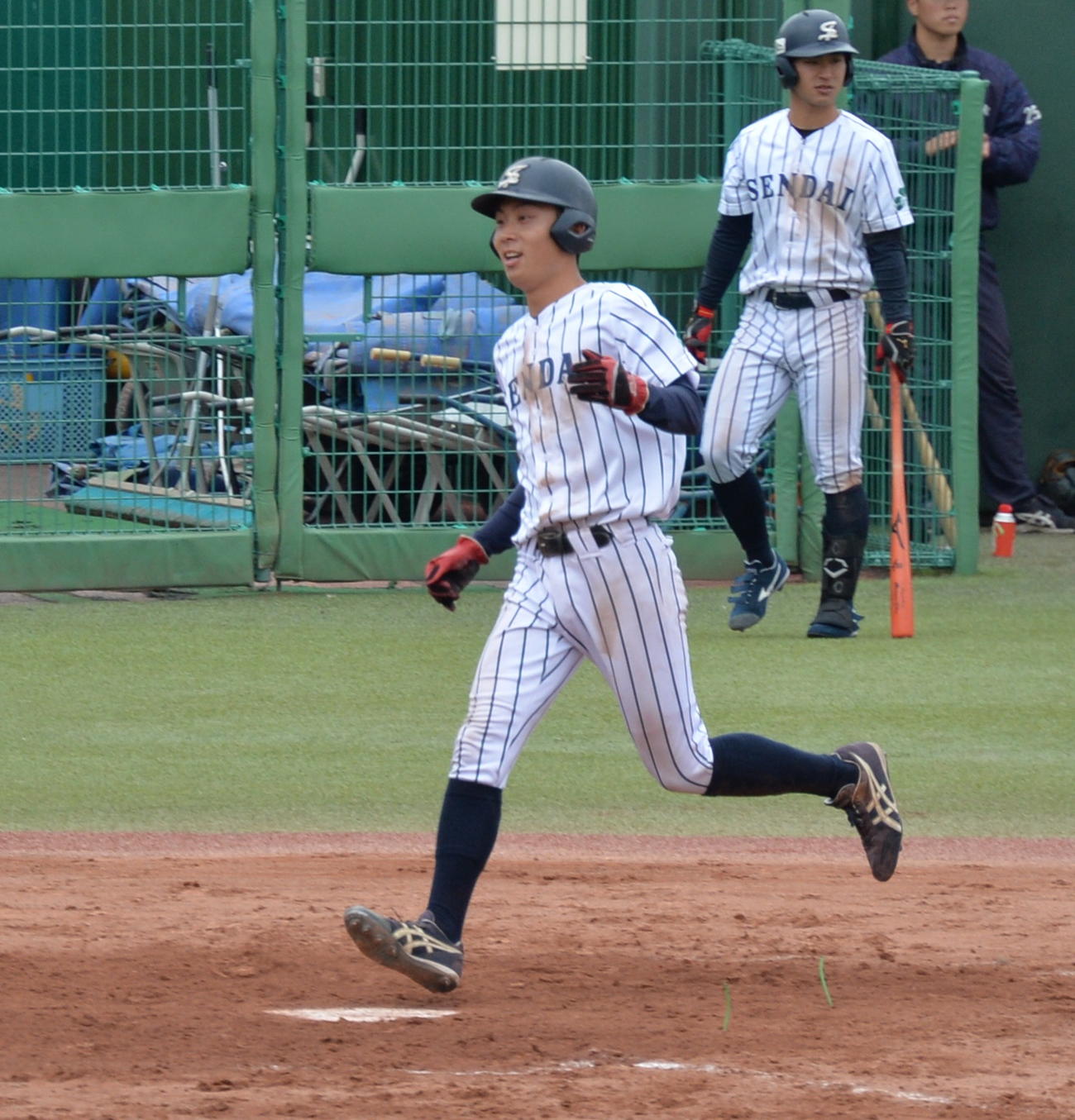 仙台大対東北工大　この日3本目の安打を放った仙台大・伊藤颯内野手（3年＝鶴岡東）は、6点目のホームを踏む（撮影・濱本神威）