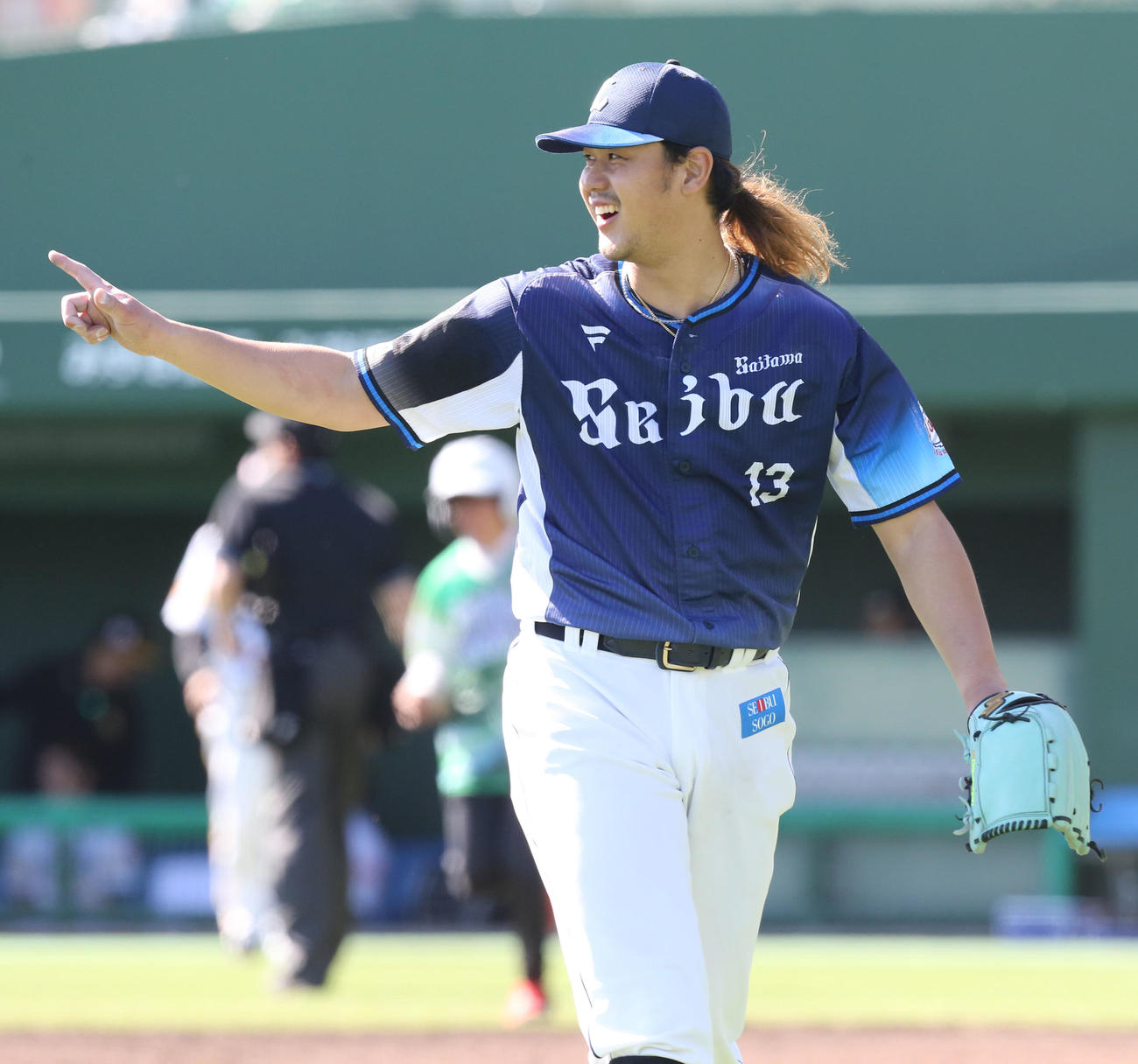 ソフトバンク対西武　8回を終え笑顔でベンチに引き揚げる高橋（撮影・冨田成美）