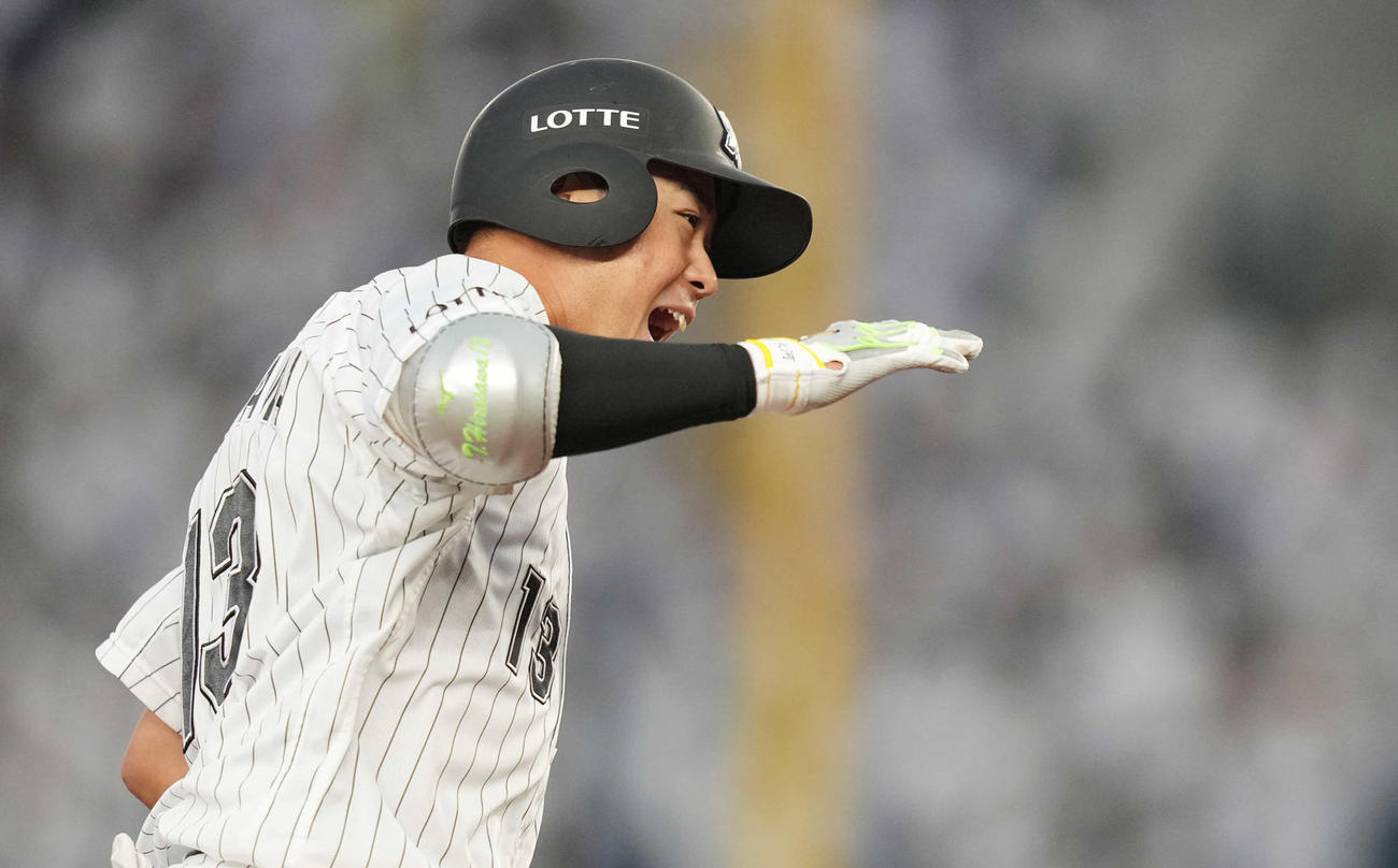 8回裏ロッテ2死一塁、右越え2点本塁打を放った平沢は笑顔でダイヤモンドをまわる（撮影・鈴木みどり）