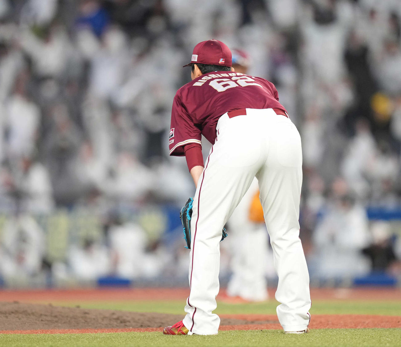 8回裏ロッテ2死一塁、平沢に右越え2点本塁打を浴びぼうぜんとする西口（撮影・鈴木みどり）