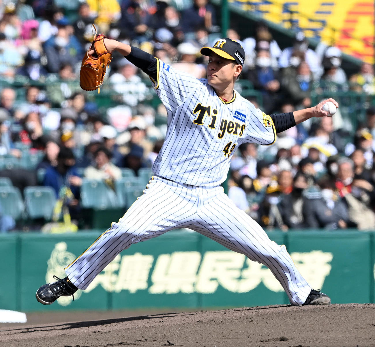 阪神先発の大竹は移籍後初勝利を挙げる（撮影・前岡正明）