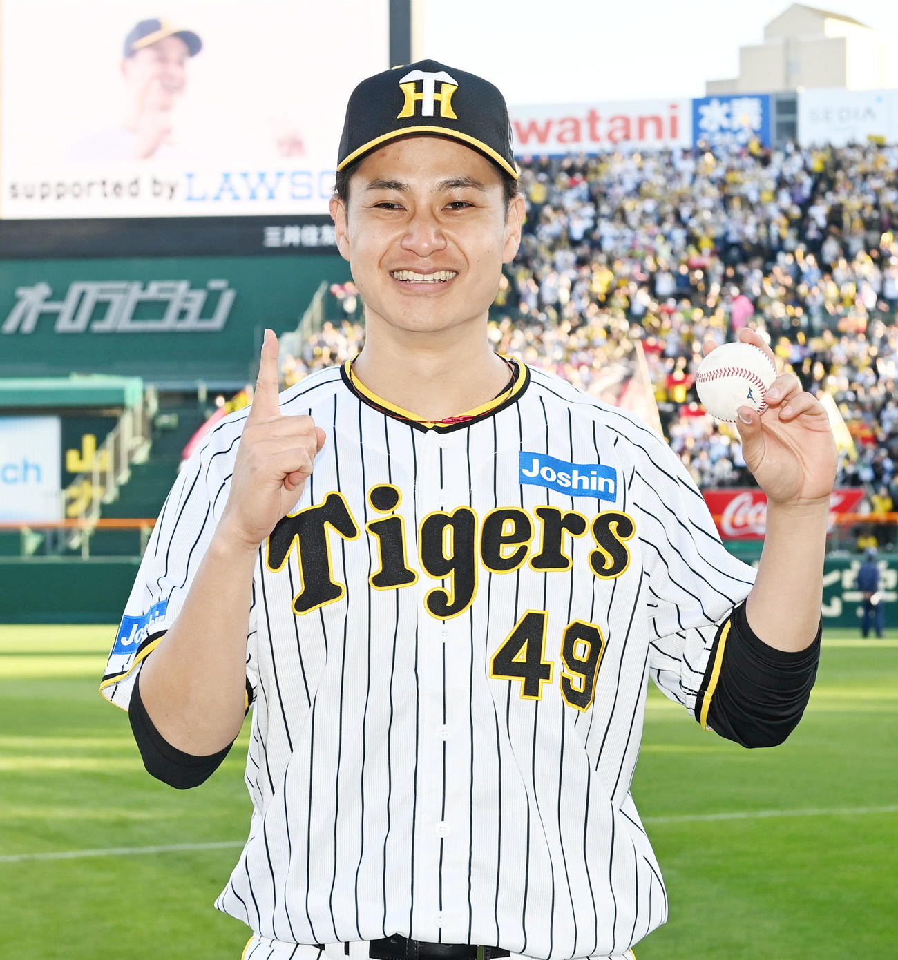 阪神移籍後初勝利の大竹はウイニングボールを手に笑顔を見せる（撮影・前岡正明）