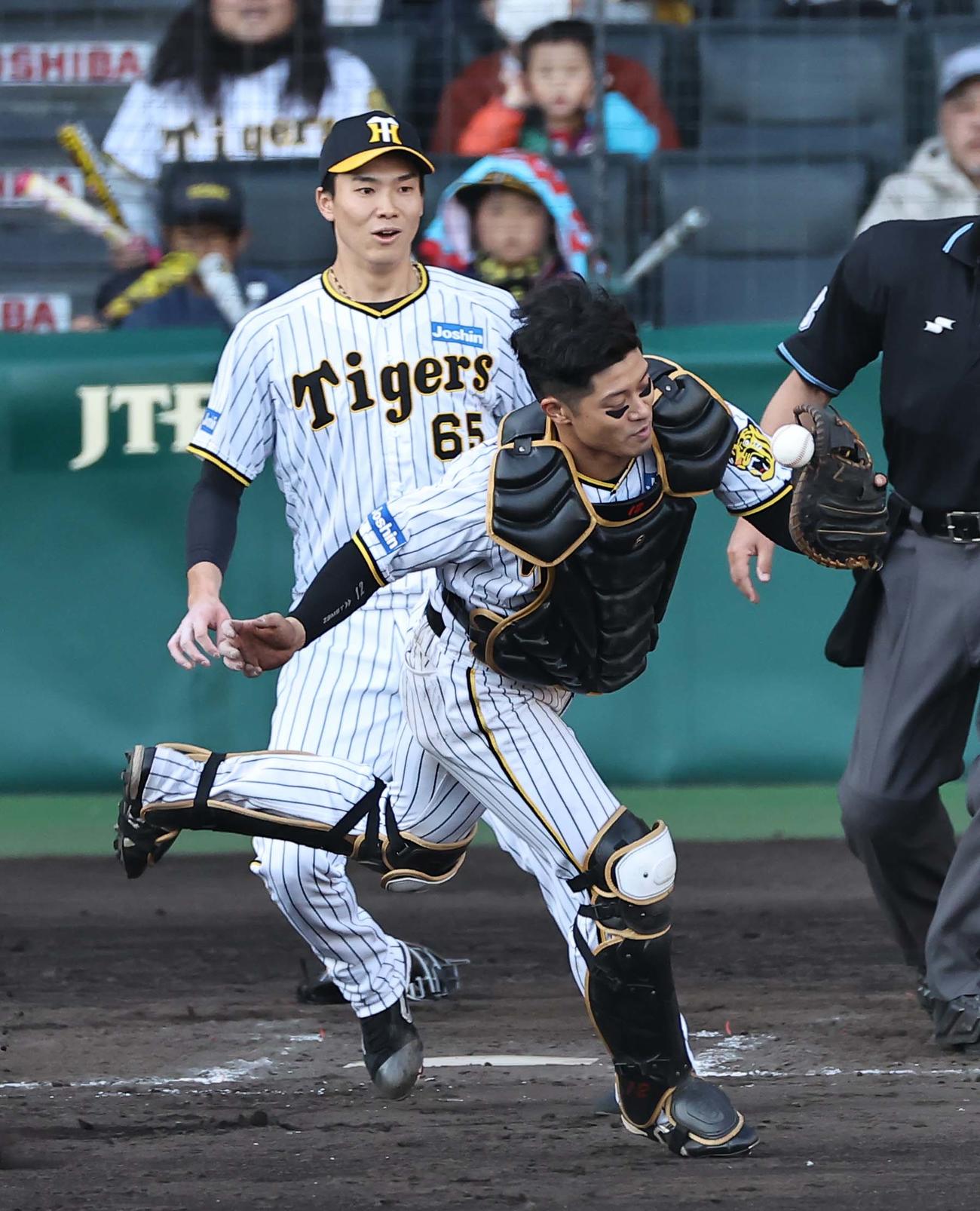9回表ヤクルト2死一塁、坂本（右）は内山の捕飛を何とかキャッチしゲームセット。後方は湯浅（撮影・上田博志）