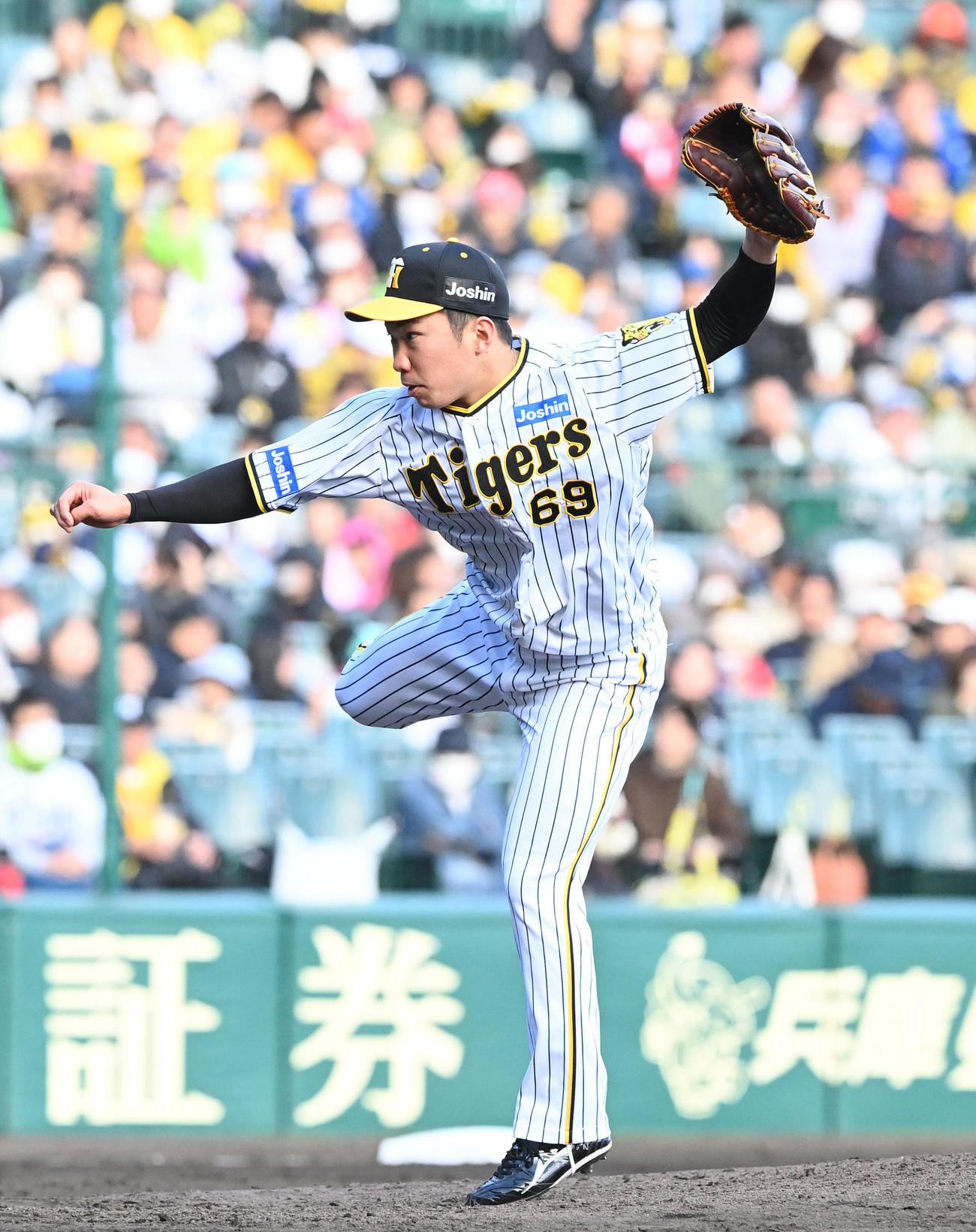 8回表を打者3人で仕留めた石井（撮影・前岡正明）