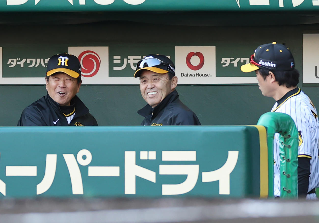 ヤクルトとの接戦を制して笑顔をみせる阪神岡田監督（中央）ら（撮影・清水貴仁）