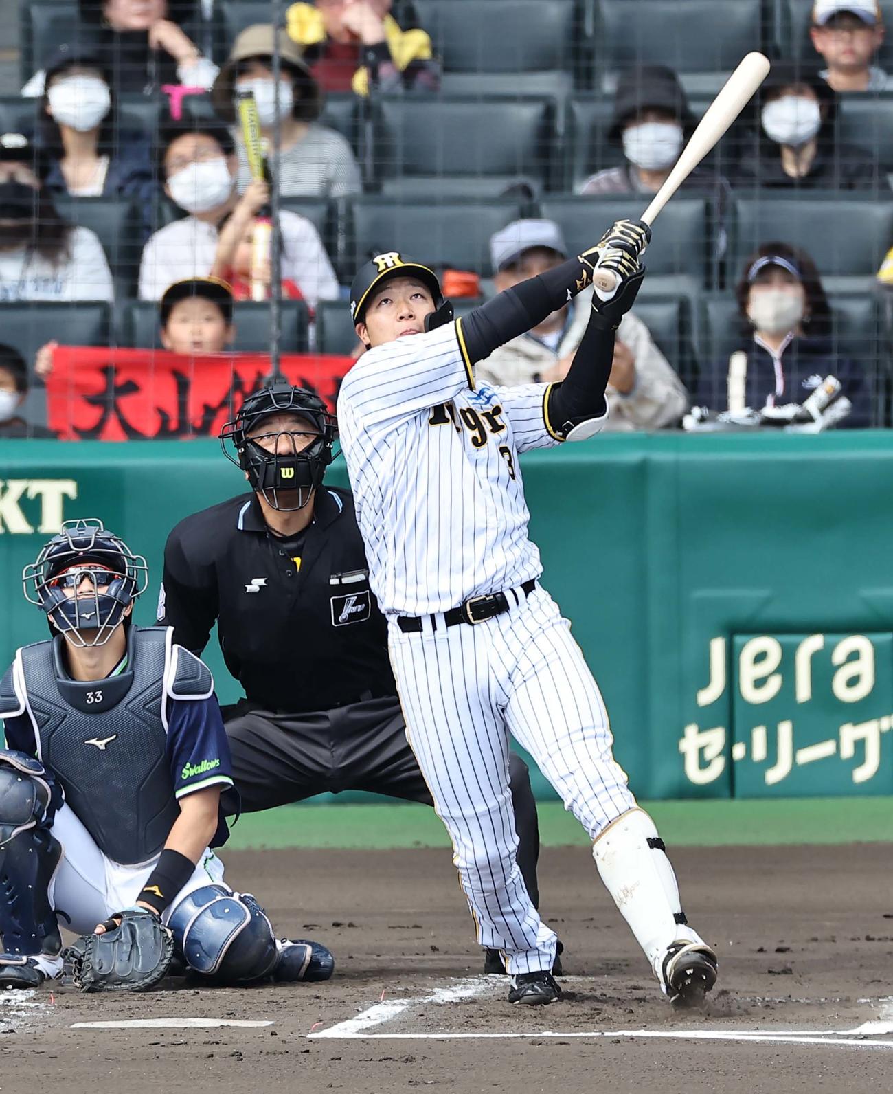 1回裏阪神1死一、三塁、大山は先制中犠飛を放つ（撮影・上田博志）