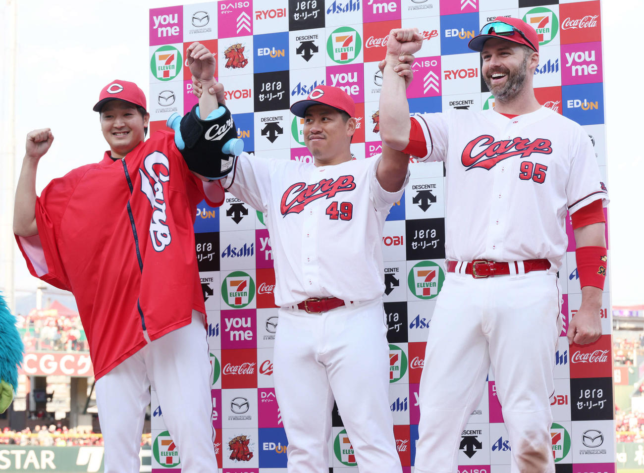 お立ち台でポーズを決める左から床田、戸根、デビッドソン（撮影・加藤孝規）