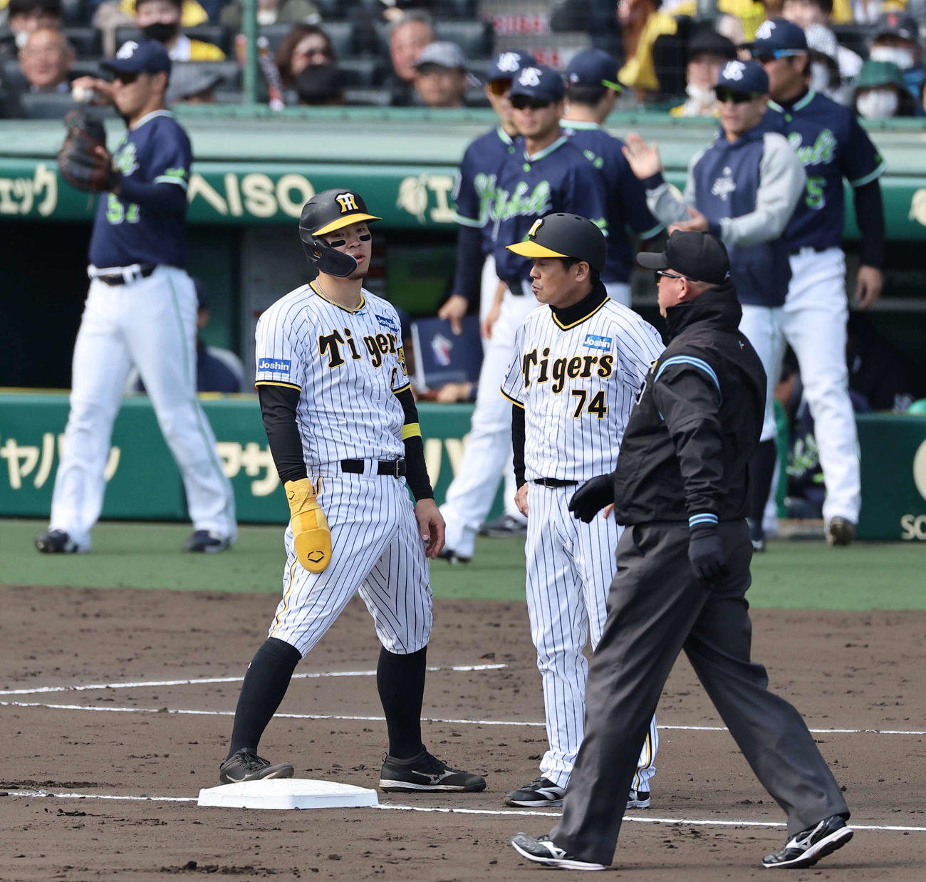 4回裏阪神2死一、二塁、佐藤輝は木浪の打球で三塁守備妨害となる（撮影・上田博志）